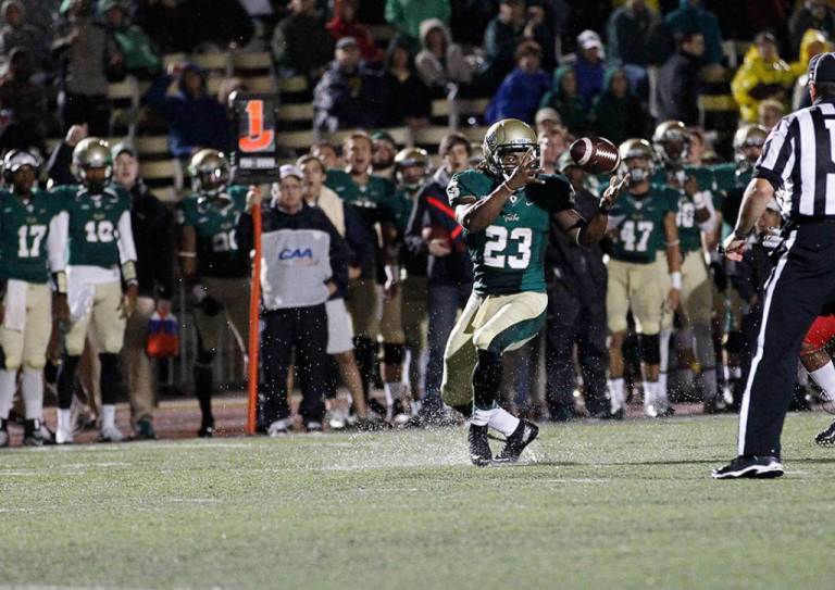 Kendell Anderson bobbles the ball before corralling it and sprinting into the end zone. [Photo: tribeathletics.com] 