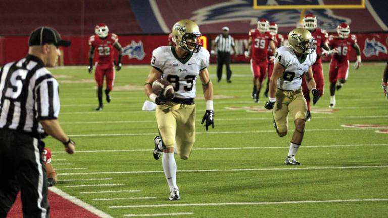 Sean Ballard dashes into the Stony Brook end zone as time dwindles down in last year's 4th quarter. [Photo: tribeathletics.com]